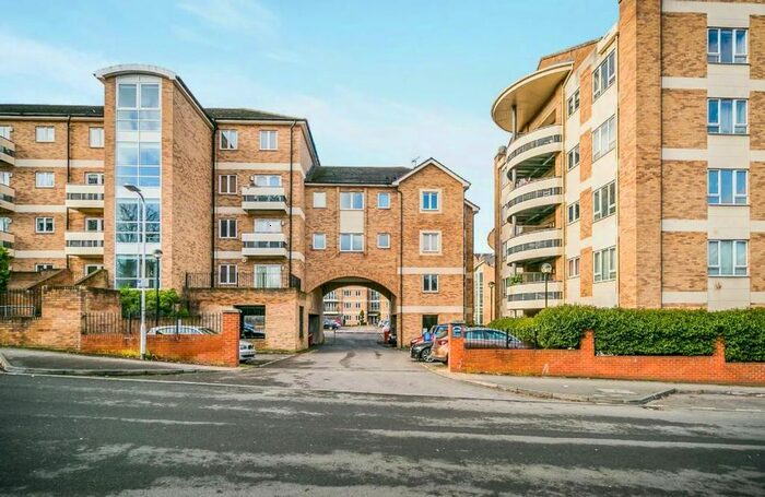 2 Bedroom Flat To Rent In Branagh Court, Reading, RG30