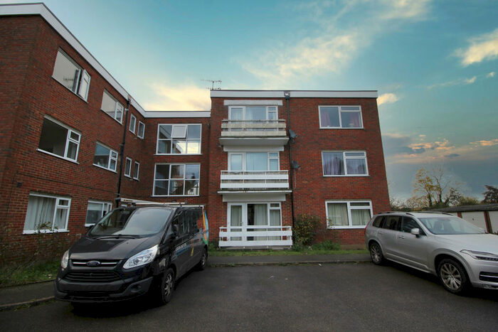 2 Bedroom Flat To Rent In Ladbroke Road, Redhill, RH1
