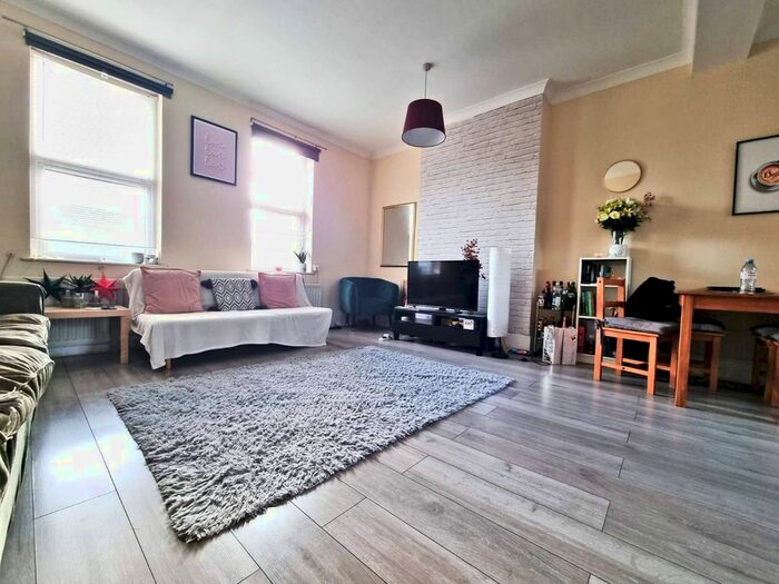 3 Bedroom Flat To Rent In Hamilton Road, London, London, SW19