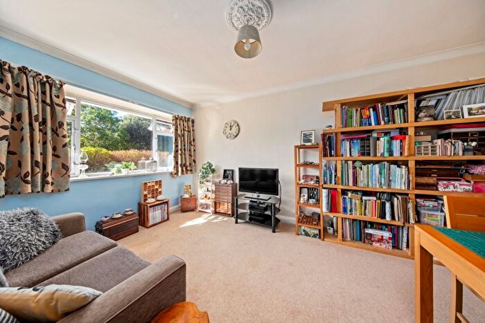 2 Bedroom Flat For Sale In Kenmore Close, Kew, TW9