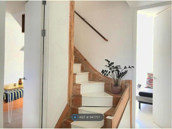 2 Bedroom Maisonette To Rent In Kent Court, London, E2