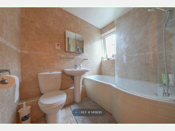 2 Bedroom Flat To Rent In Colliton Court, Bromley, BR2