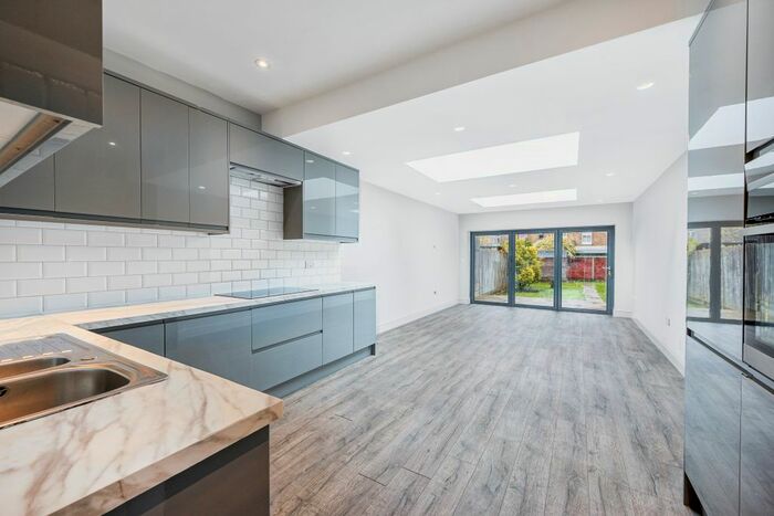 4 Bedroom Semi-Detached House To Rent In Avenue Road, Brentford, TW8