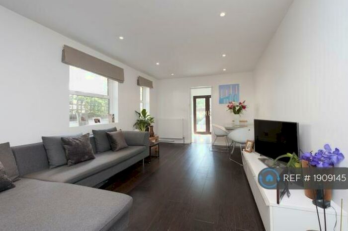 2 Bedroom Flat To Rent In Strathblaine Road, London, SW11