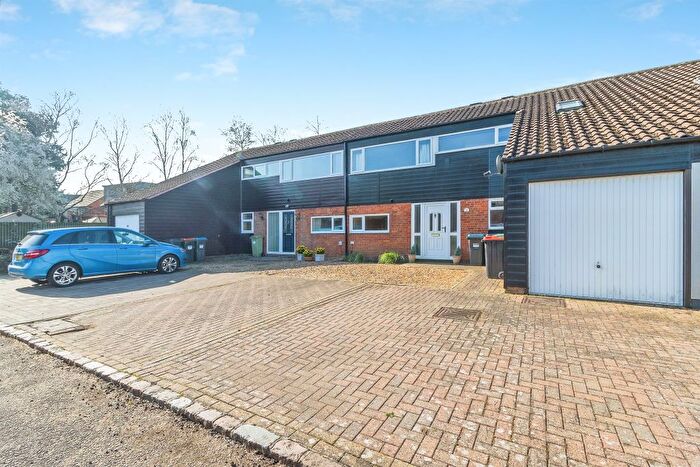 3 Bedroom Terraced House For Sale In Finch Close, Milton Keynes Village, Milton Keynes, MK10