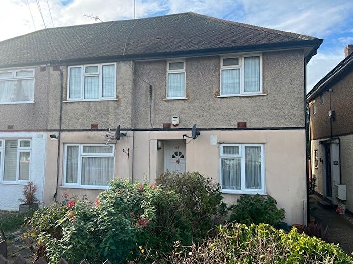 2 Bedroom Maisonette For Sale In Pinewood Avenue, Uxbridge, UB8