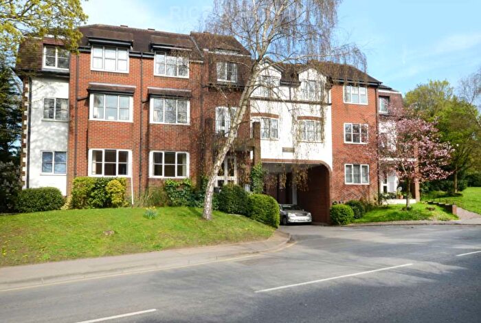 1 Bedroom Flat To Rent In Alexandra Lodge, Weybridge, KT13