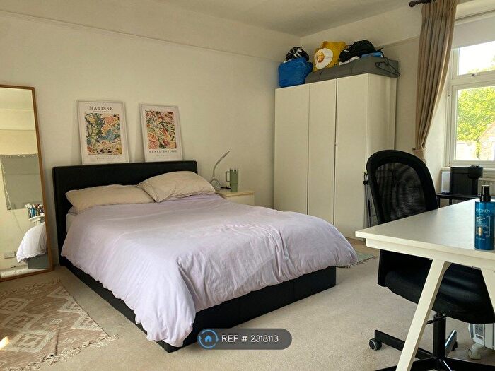 3 Bedroom Flat To Rent In Hazelbourne Road, London, SW12