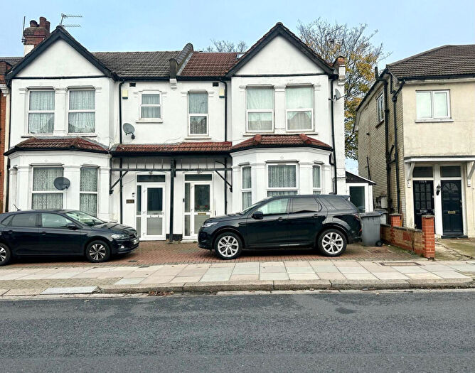 6 Bedroom Semi-Detached House For Sale In Station Road, Finchley, N3