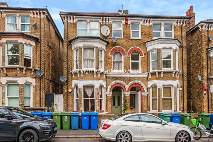 2 Bedroom Flat To Rent In The Gardens, London, SE22