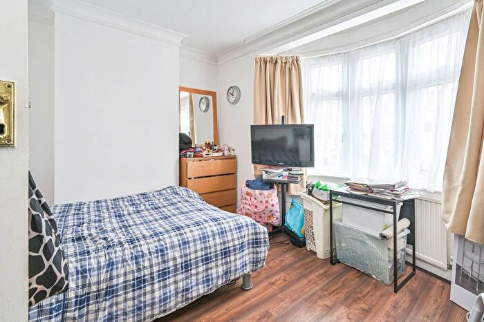 2 Bedroom Flat To Rent In Devonshire Road, Mill Hill East, London, NW7