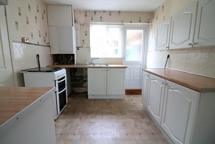 3 Bedroom End Of Terrace House For Sale In Eaton Valley Road, Luton, Bedfordshire, LU2
