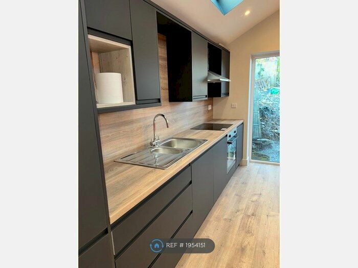 6 Bedroom End Of Terrace House To Rent In Malvern Road, Huddersfield, HD4