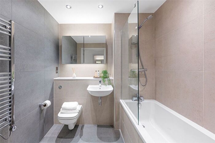 2 Bedroom Flat To Rent In Randalls Way, Leatherhead, Surrey, KT22