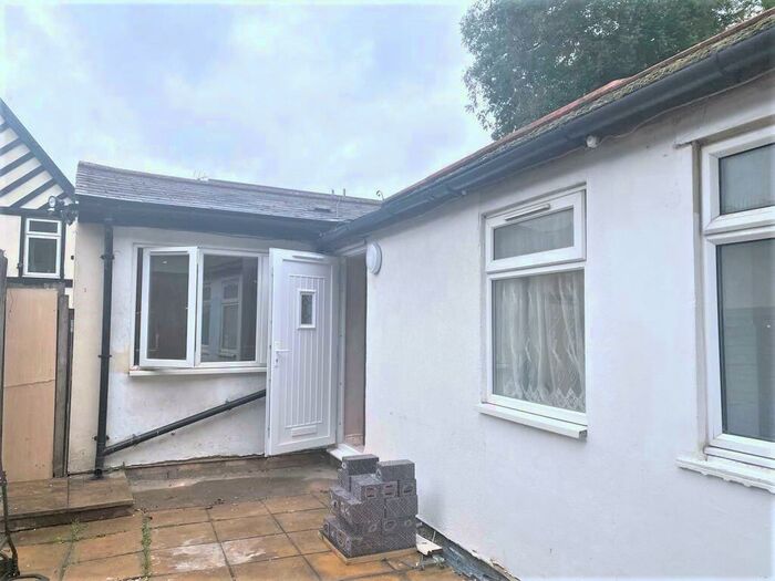 Apartment To Rent In High Road Off The Mews, Bound Green, London, N22