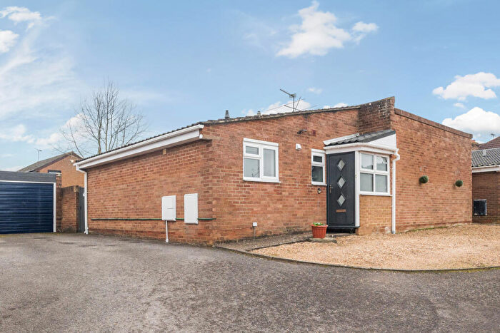 2 Bedroom Bungalow For Sale In Hurst Park Road, Twyford, Reading, Berkshire, RG10