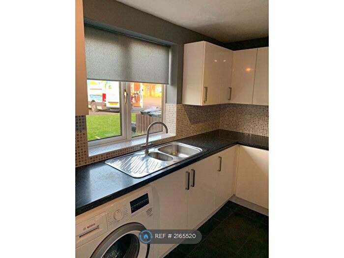 2 Bedroom Flat To Rent In Chelwood Close, Chippenham, SN14