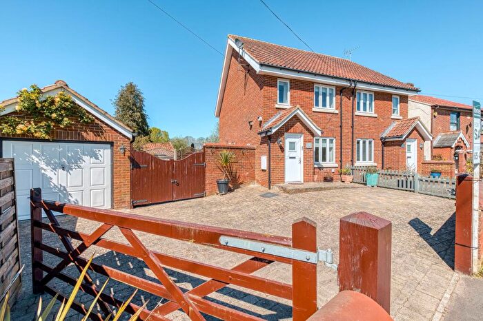 3 Bedroom Semi Detached House For Sale In Norwich Road, Yaxham, NR19