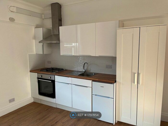 Studio To Rent In Talgarth Road, London, W14