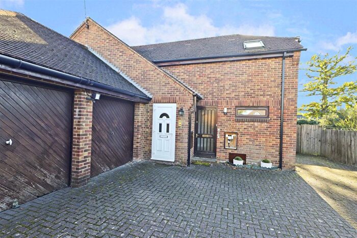 2 Bedroom Maisonette For Sale In Swakeleys Road, Ickenham, UB10