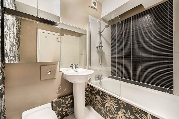 1 Bedroom Flat To Rent In Hamlet Gardens, London, W6