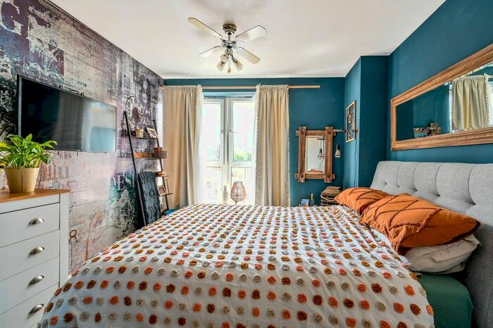 2 Bedroom Flat To Rent In Station Approach, Woking, GU22