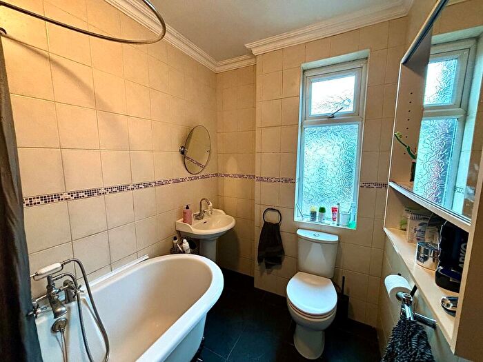 2 Bedroom Flat For Sale In Guelder Road, High Heaton, Newcastle Upon Tyne, NE7
