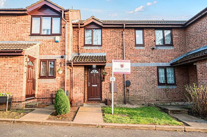 3 Bedroom Terraced House For Sale In Pendall Close, Barnet, EN4