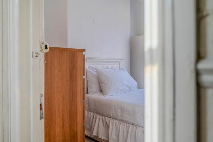 Studio To Rent In Pembridge Villas, London, W11