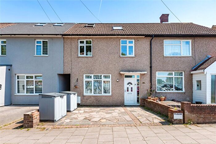 3 Bedroom Terraced House For Sale In Faringdon Avenue, Romford, RM3
