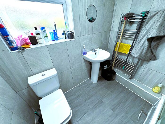 3 Bedroom Flat To Rent In Romford Road, London, E7