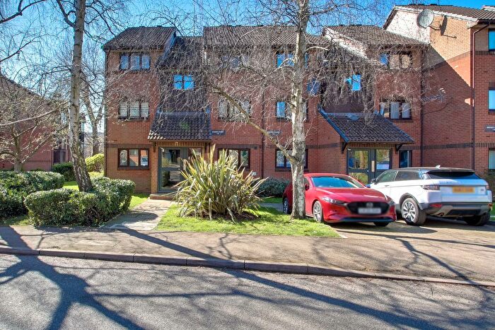 1 Bedroom Flat For Sale In Pavilion Way, Edgware, HA8