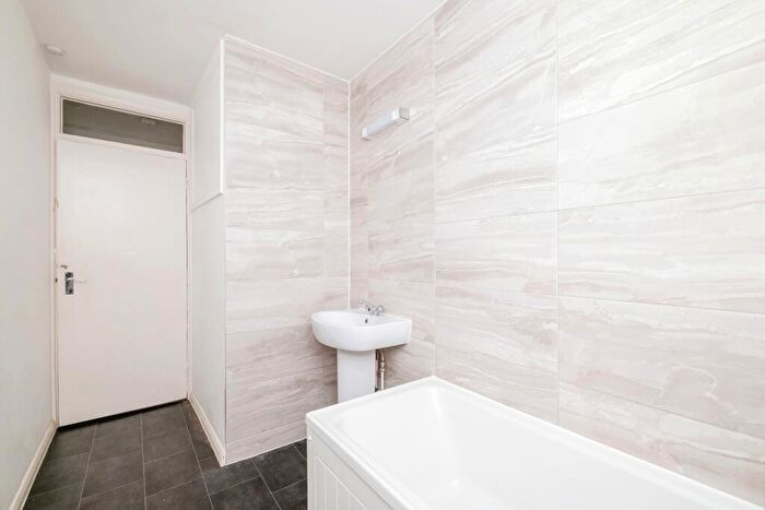2 Bedroom Flat For Sale In Goldsworth Road, Woking, Surrey, GU21