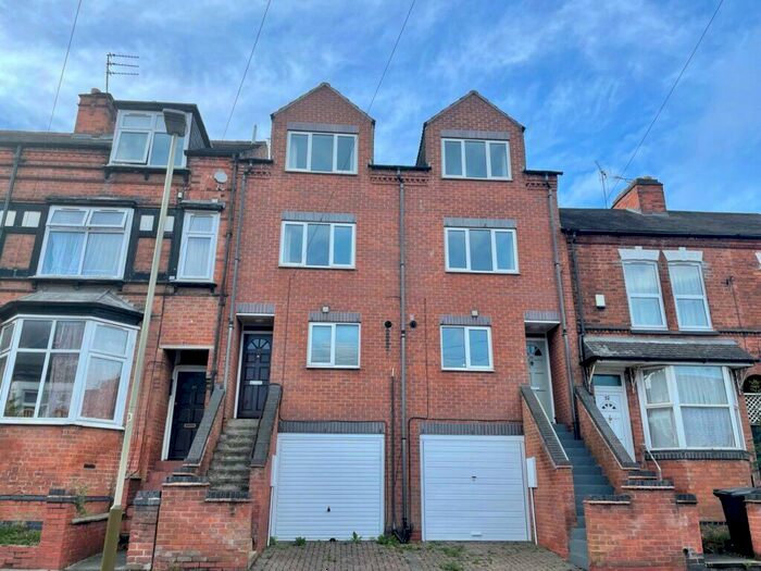 4 Bedroom Town House To Rent In Knighton Fields Road East, Leicester, LE2