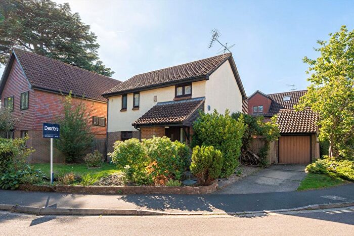 3 Bedroom Detached House For Sale In Crowntree Close, Isleworth, TW7