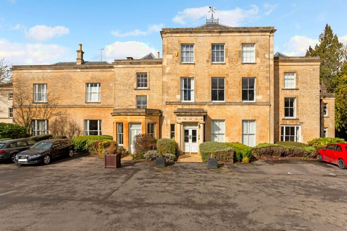 2 Bedroom Flat To Rent In Chesterton Lane, Cirencester, GL7