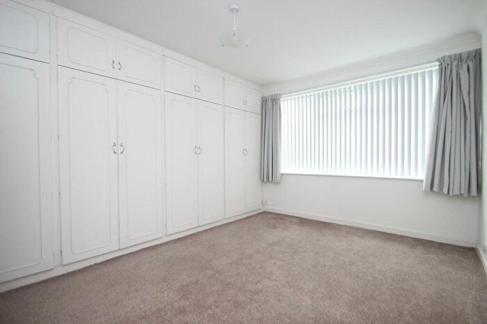 2 Bedroom Flat To Rent In Avondale Court, Leeds, West Yorkshire, Uk, LS17