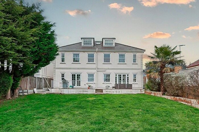 7 Bedroom Detached House To Rent In Chigwell, IG7