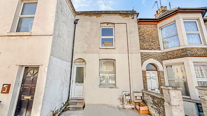 1 Bedroom Flat For Sale In High Street, Sheerness, ME12