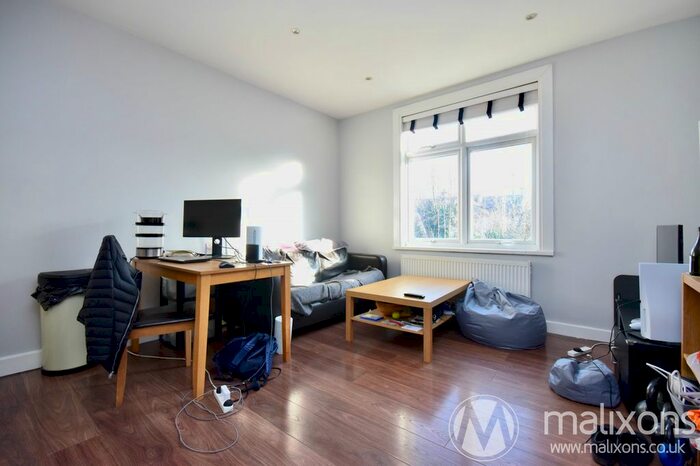 1 Bedroom Flat To Rent In Upper Tooting Park, London SW17