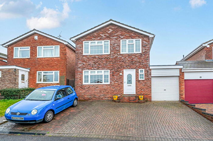 3 Bedroom Link Detached House For Sale In Curlew Close, Basingstoke, RG22