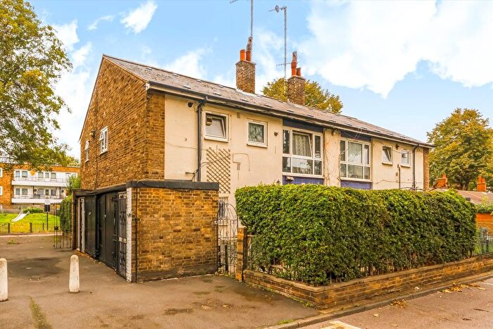 2 Bedroom Maisonette For Sale In Somerford Grove Estate, Stoke Newington, N16