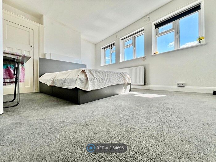 3 Bedroom Flat To Rent In High Street, West Wickham, BR4