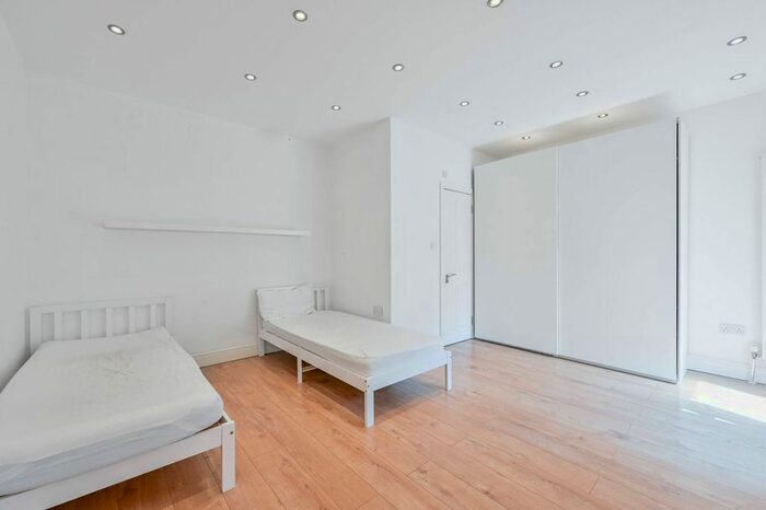 3 Bedroom Flat To Rent In Roehampton Vale, Roehampton, London, SW15