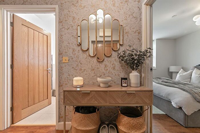 1 Bedroom Flat For Sale In Porters Wood, St. Albans, AL3