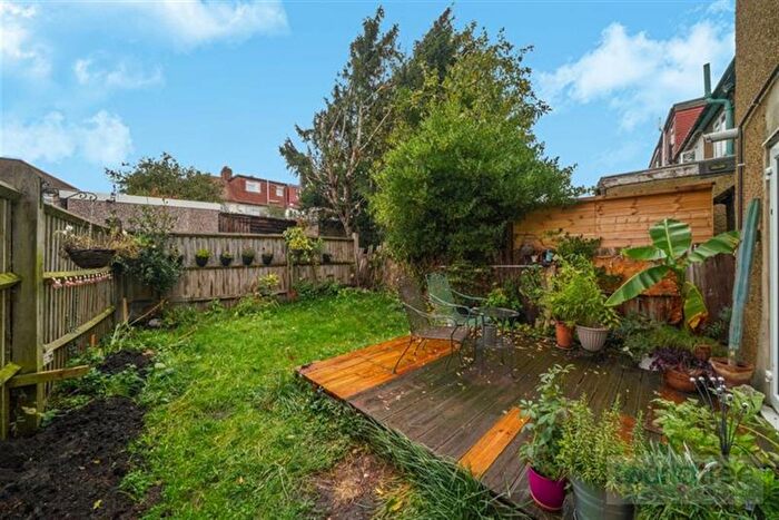 2 Bedroom Flat For Sale In Kings Close, Hendon, NW4