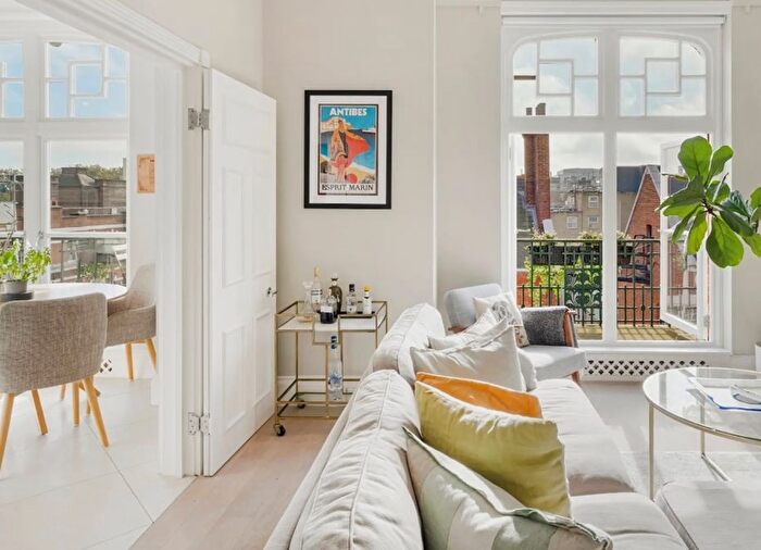 2 Bedroom Flat To Rent In Chiltern Street, Marylebone, London, W1U