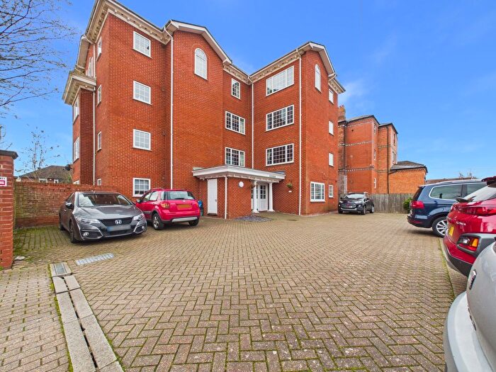 2 Bedroom Flat For Sale In Barnwood Road, Gloucester, Gloucestershire, GL2