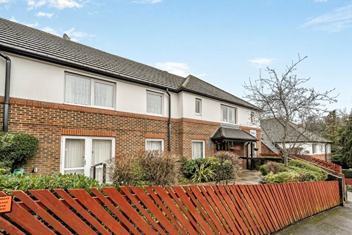 1 Bedroom Flat To Rent In Beechwood Gardens, Caterham, CR3