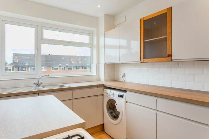 2 Bedroom Flat To Rent In Oakhill, Surbiton, KT6